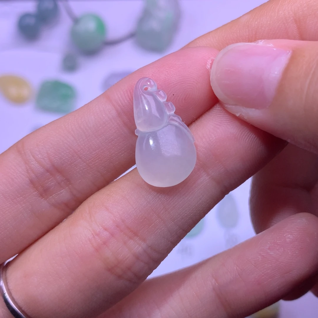 翡翠未镶嵌颈饰葫芦