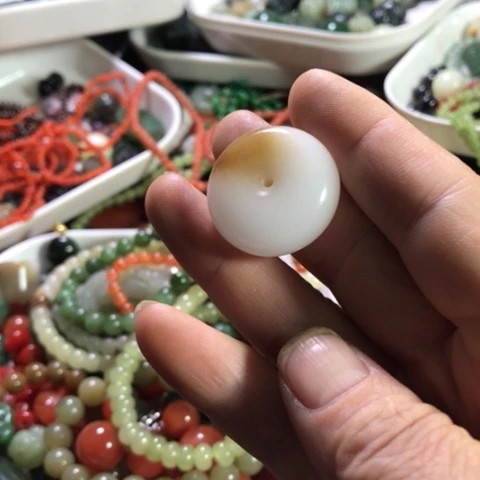 和田玉（糖玉）未镶嵌颈饰淡*！