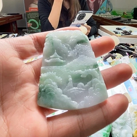 翡翠未镶嵌颈饰一个