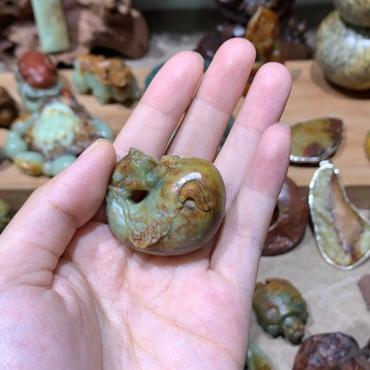未镶嵌岫岩河磨玉（透闪石质玉）挂件