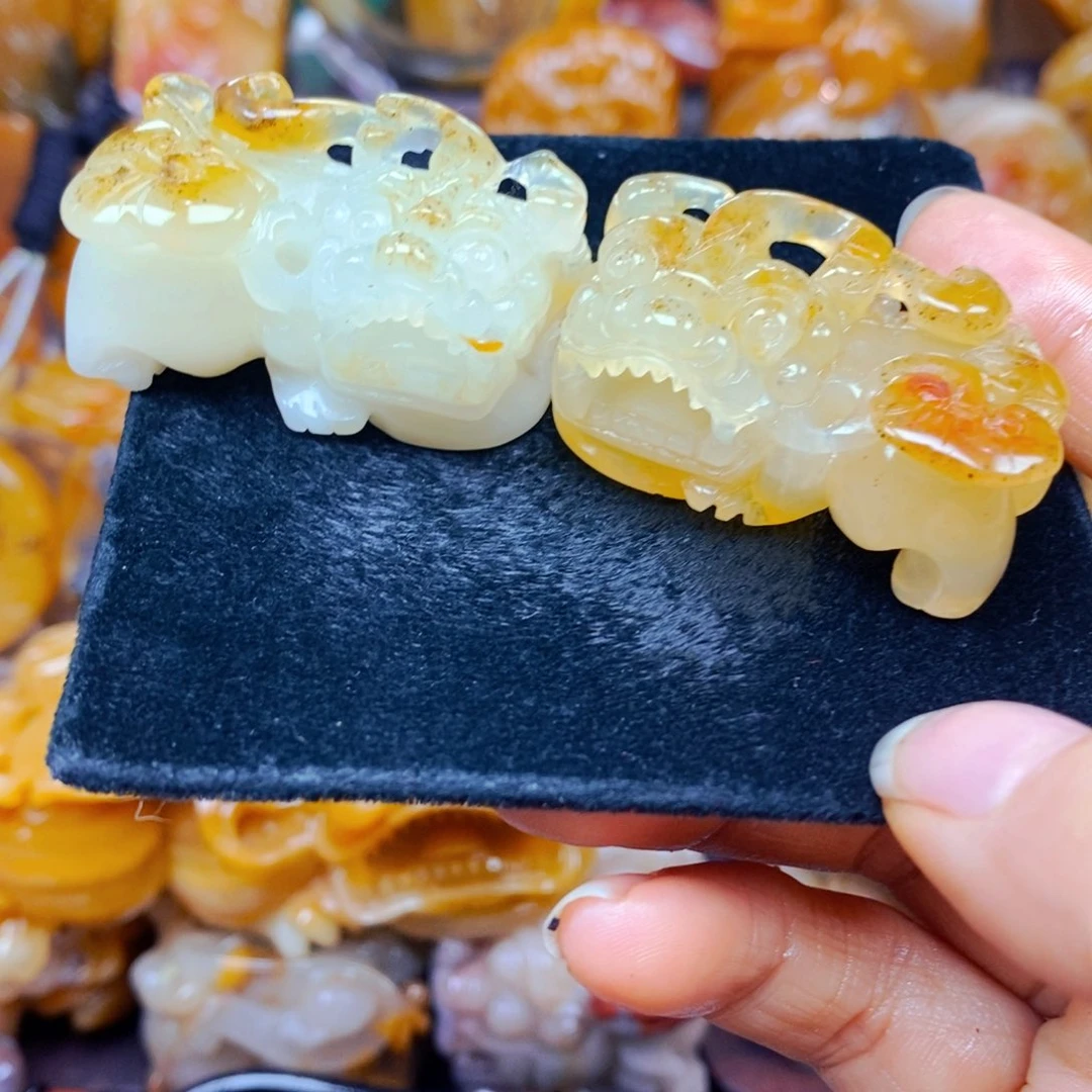 未镶嵌石英质玉（黄龙玉）颈饰
