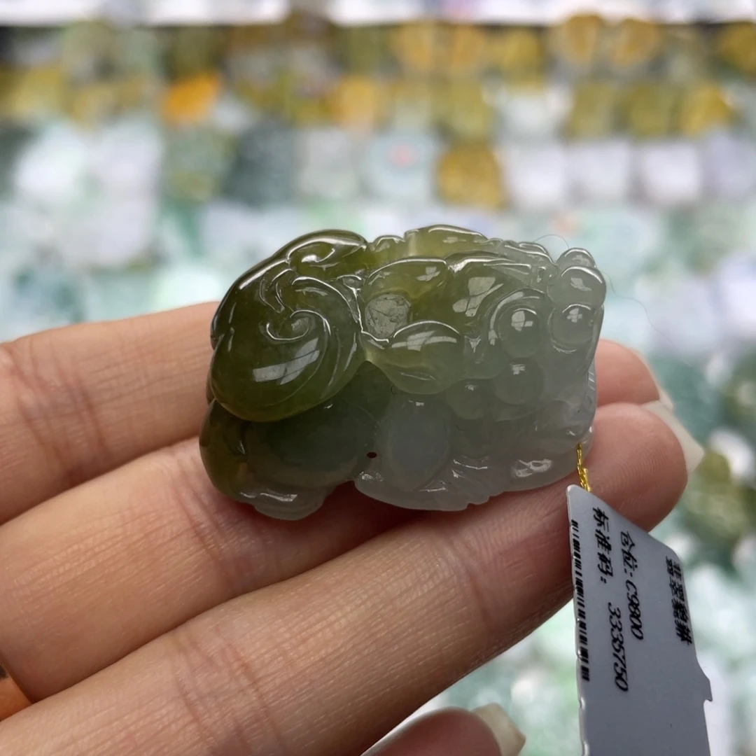 翡翠未镶嵌颈饰貔貅