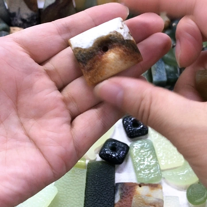 蛇纹石玉未镶嵌吊坠茶***舍