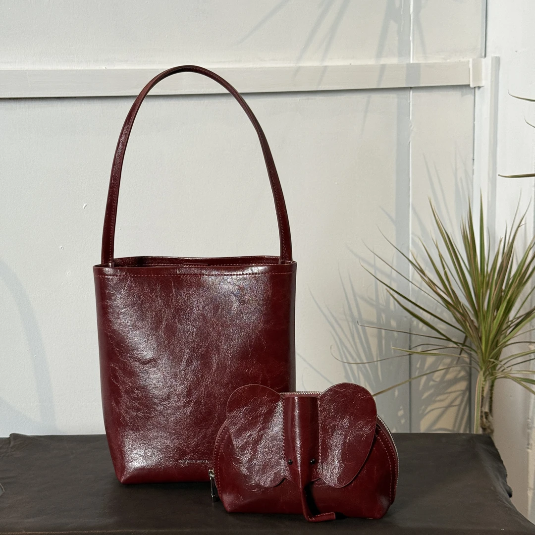 刘元不圆 新款油蜡皮女士手提水桶包小飞象子母袋链条斜挎包