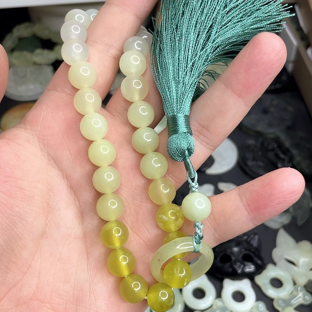 岫玉未镶嵌颈饰手持