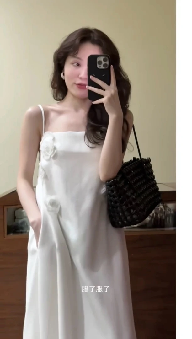 2025夏季新款法式气质白色度假风立体花朵羊毛亚麻吊带连衣裙