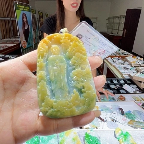 翡翠未镶嵌颈饰一个