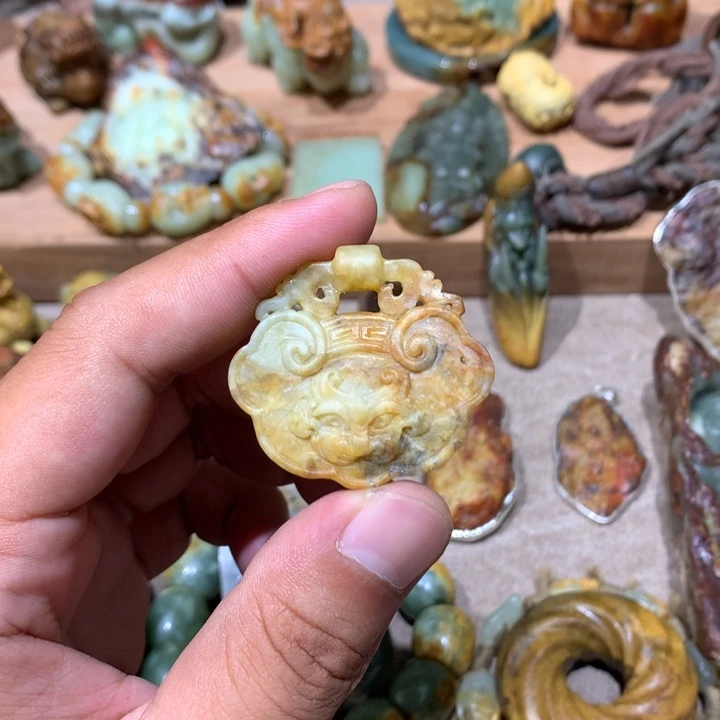 未镶嵌岫岩河磨玉（透闪石质玉）把件
