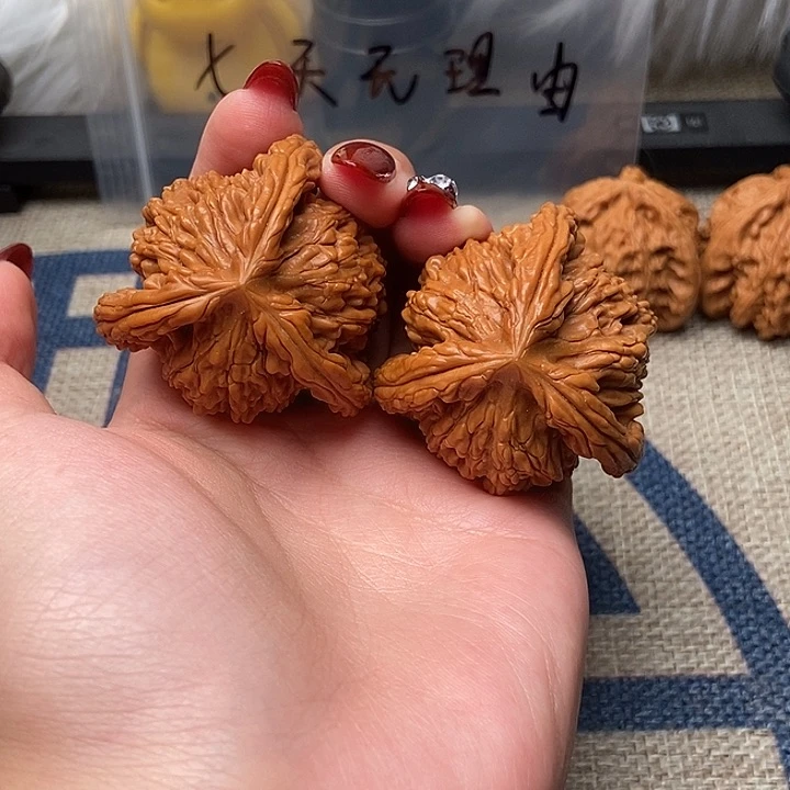 文玩核桃把件谁****谁虎头正奔