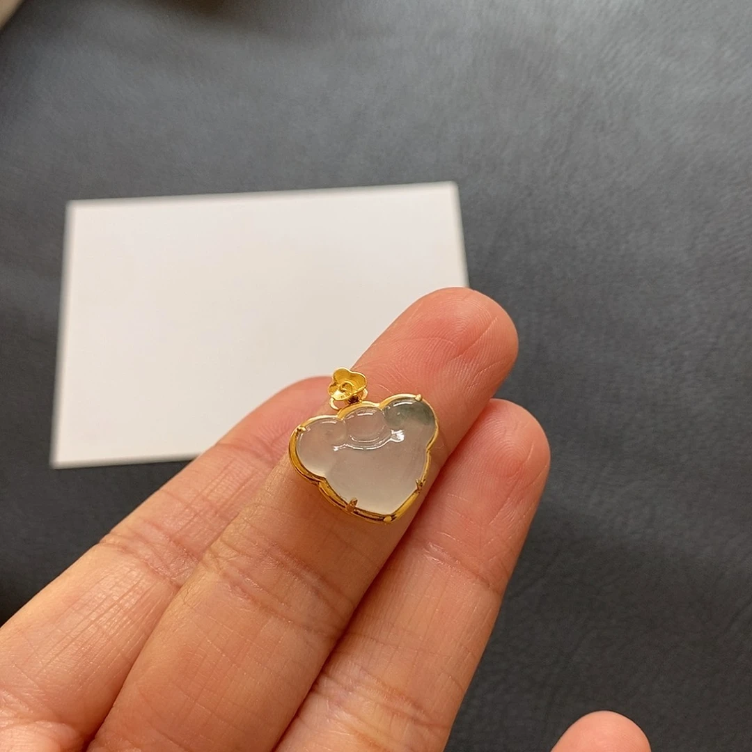 翡翠颈饰18K金镶嵌如意锁吊坠