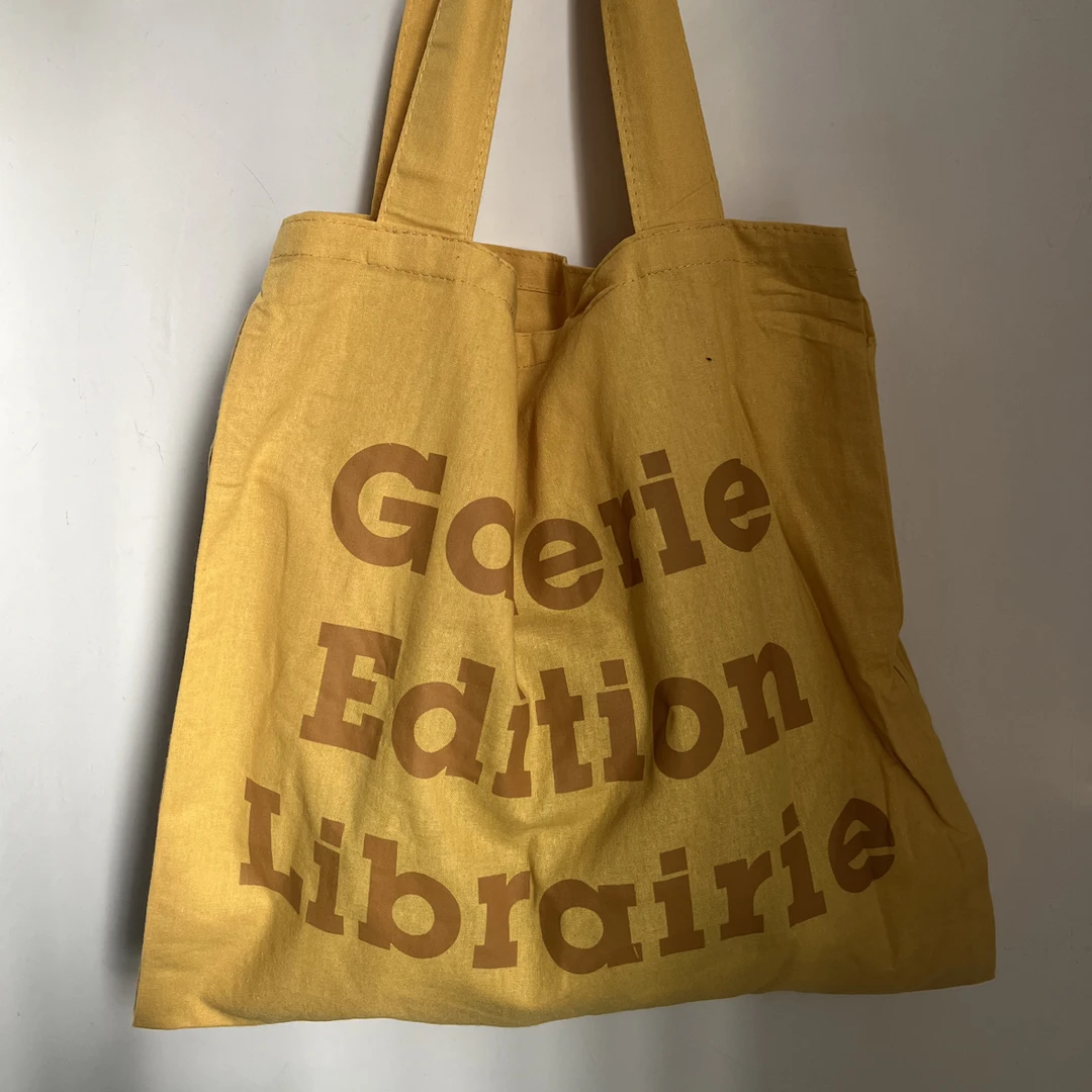 法国图书馆帆布包字母托特包落叶黄手拎包电脑包补课包