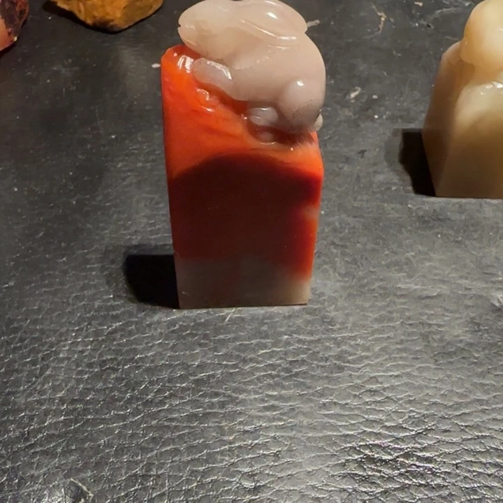 老挝石V***子兔子钮章，