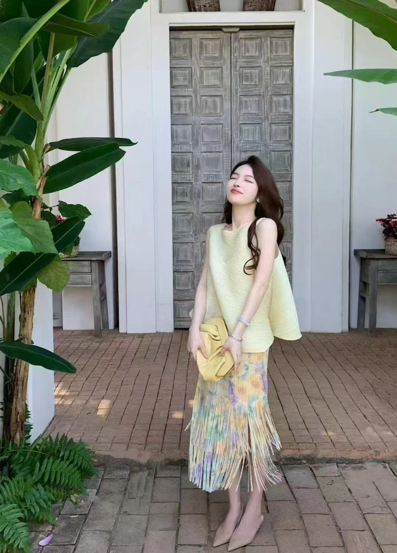 万千宠爱新色多巴胺显白优雅慵懒三宅无袖上衣褶皱流苏半身裙女