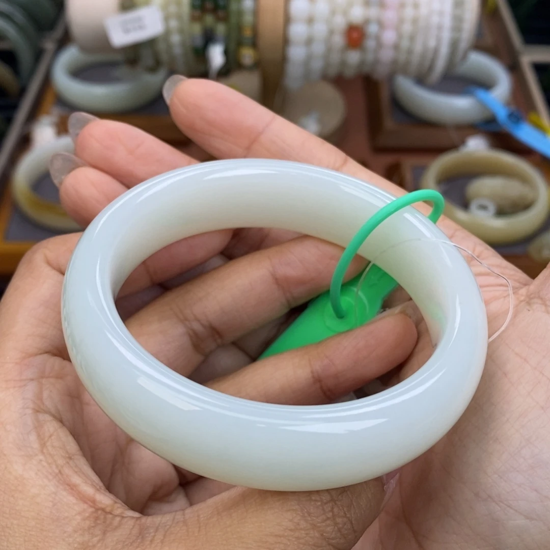 和田玉未镶嵌手镯