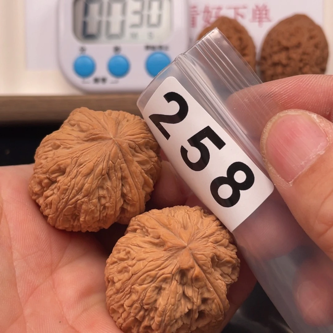 文玩核桃把件龙**下玉尊40