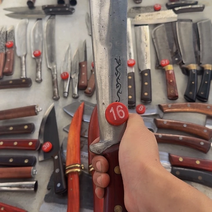 户外劈柴砍树开山刀来我