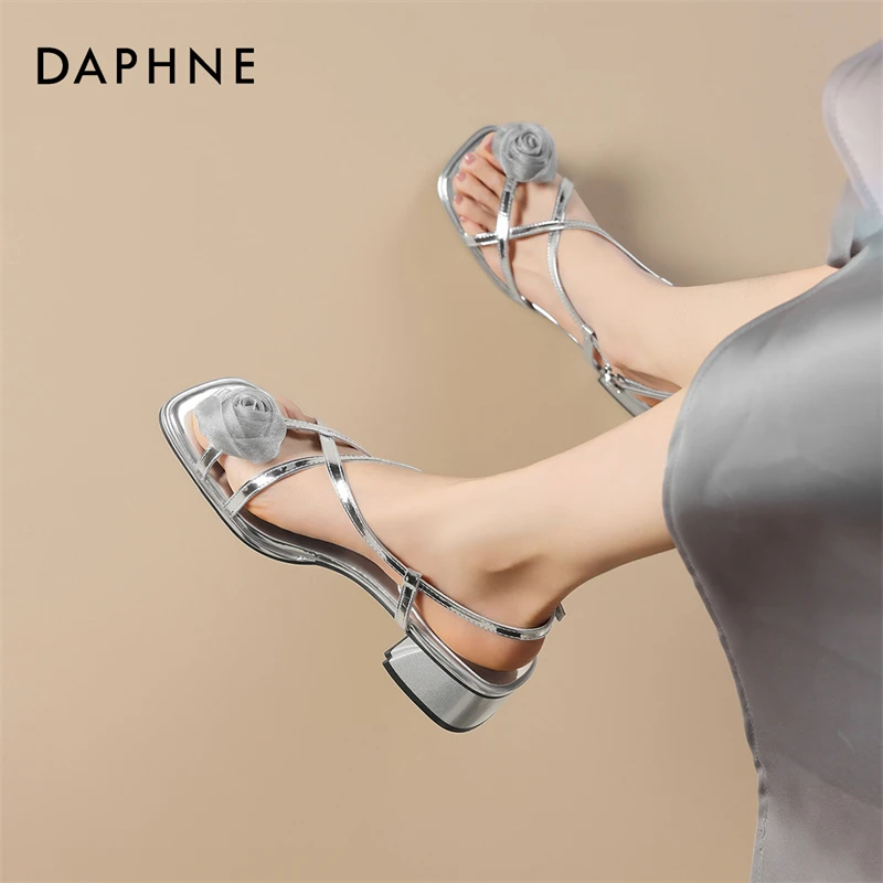达芙妮银色夹趾一字带凉鞋女2025夏季新款法式方头百搭粗跟罗马鞋