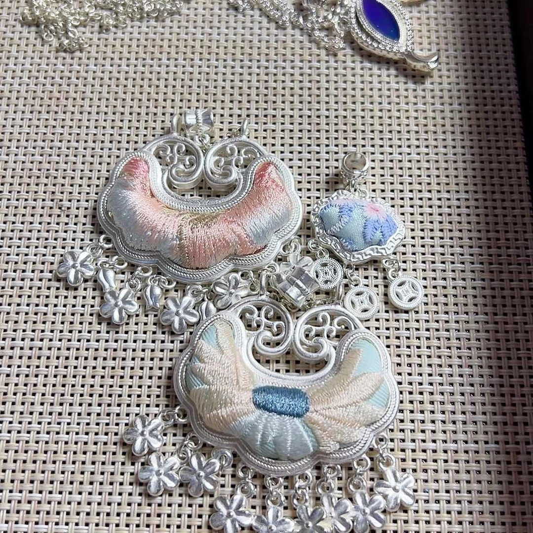 织绣非遗苗绣手工吊坠