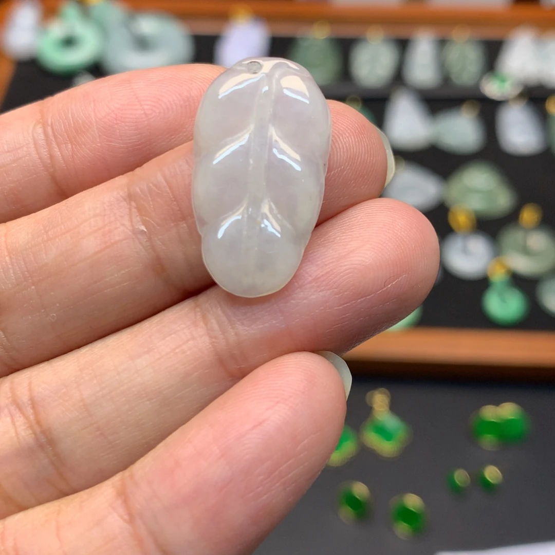 翡翠未镶嵌颈饰有纹裂