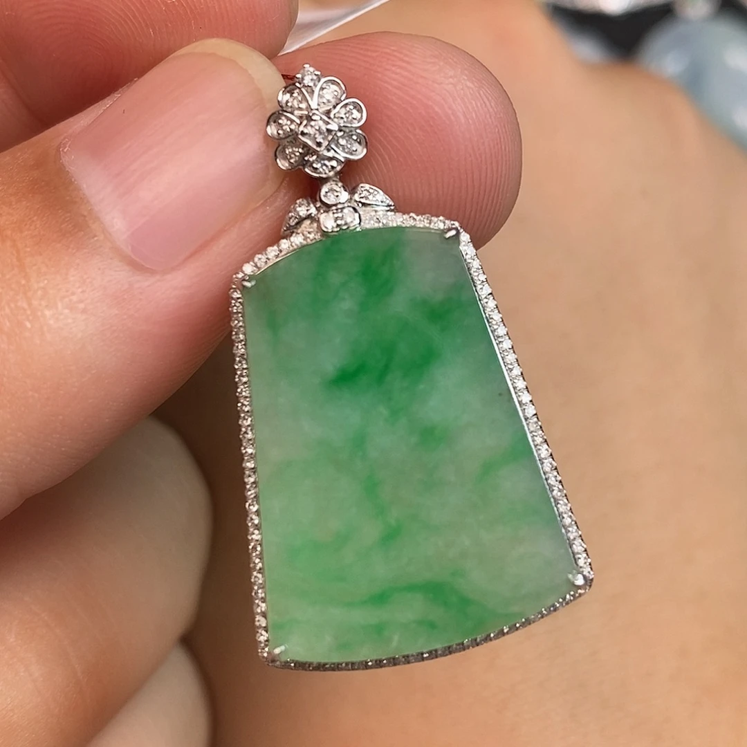 翡翠18K金镶嵌颈饰无事牌