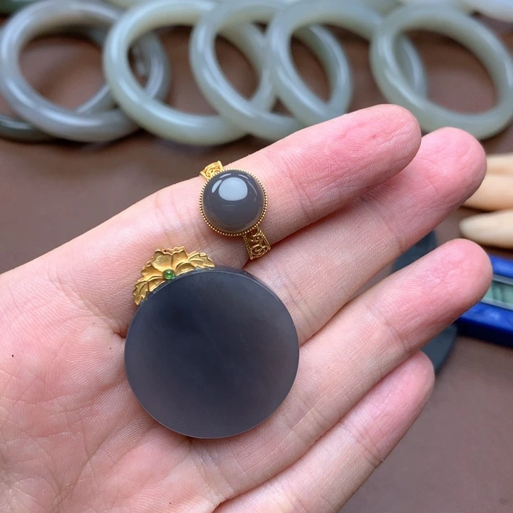 和田玉18K金镶嵌颈饰一***吖