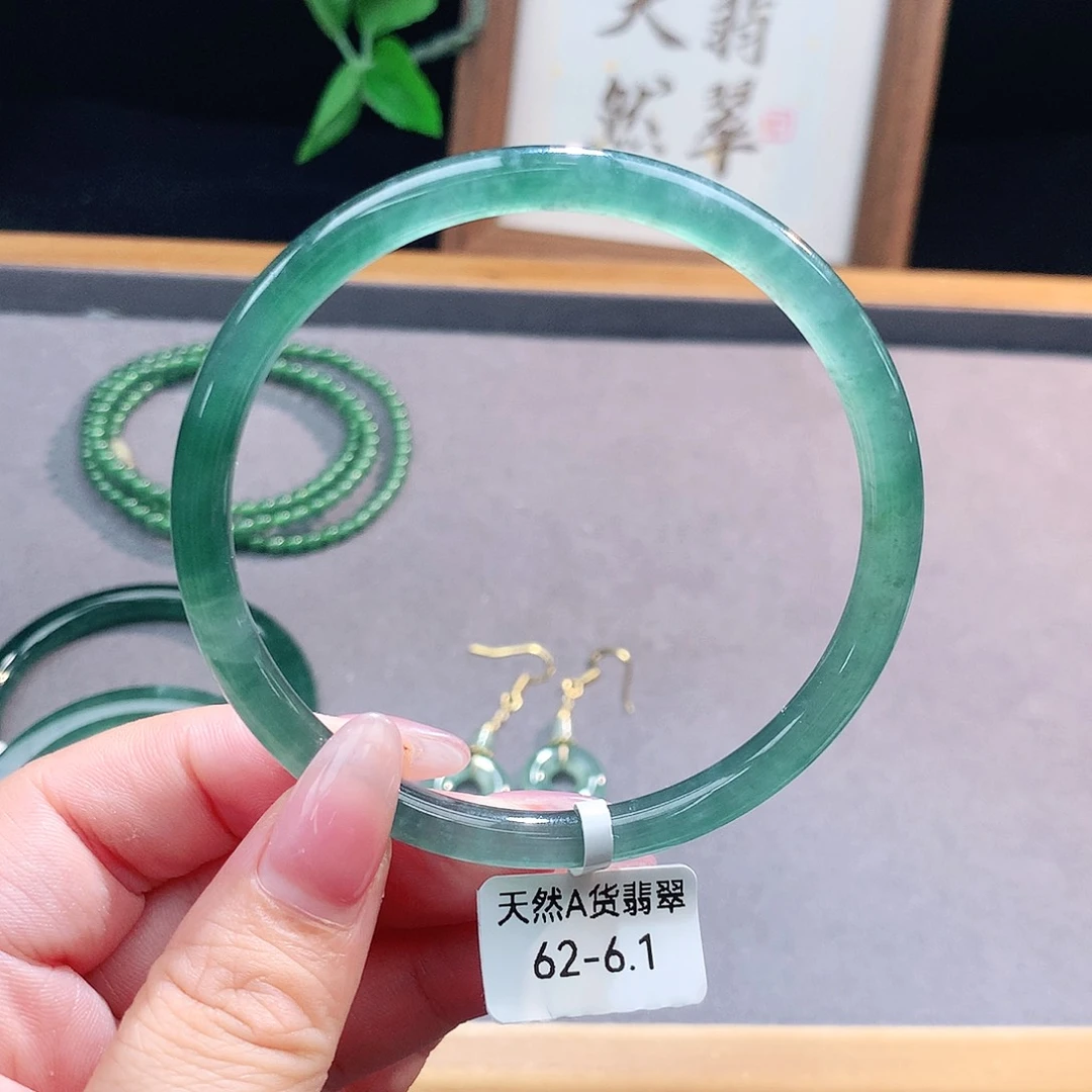 未镶嵌手镯（圆镯）翡翠