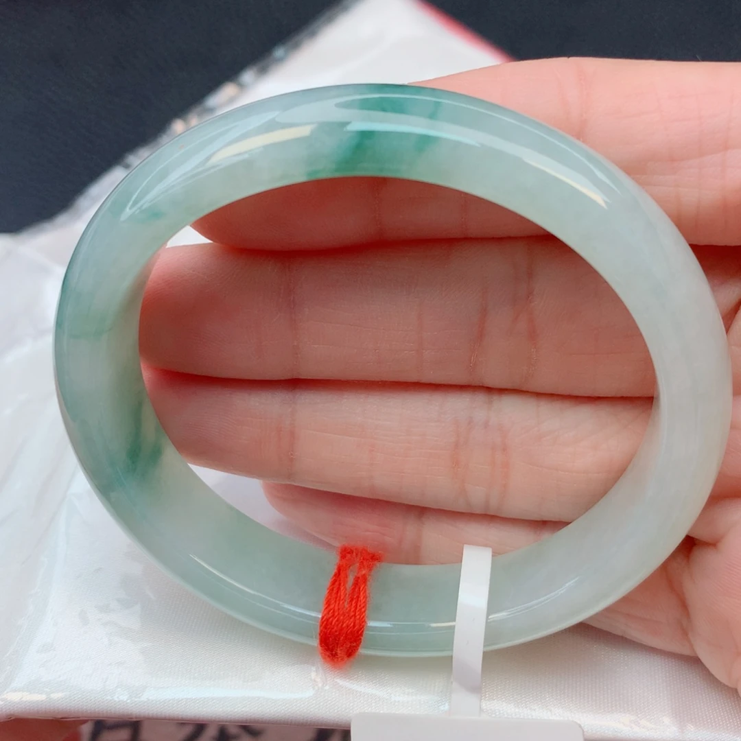翡翠未镶嵌手镯56贵妃 糯化绿底飘绿花