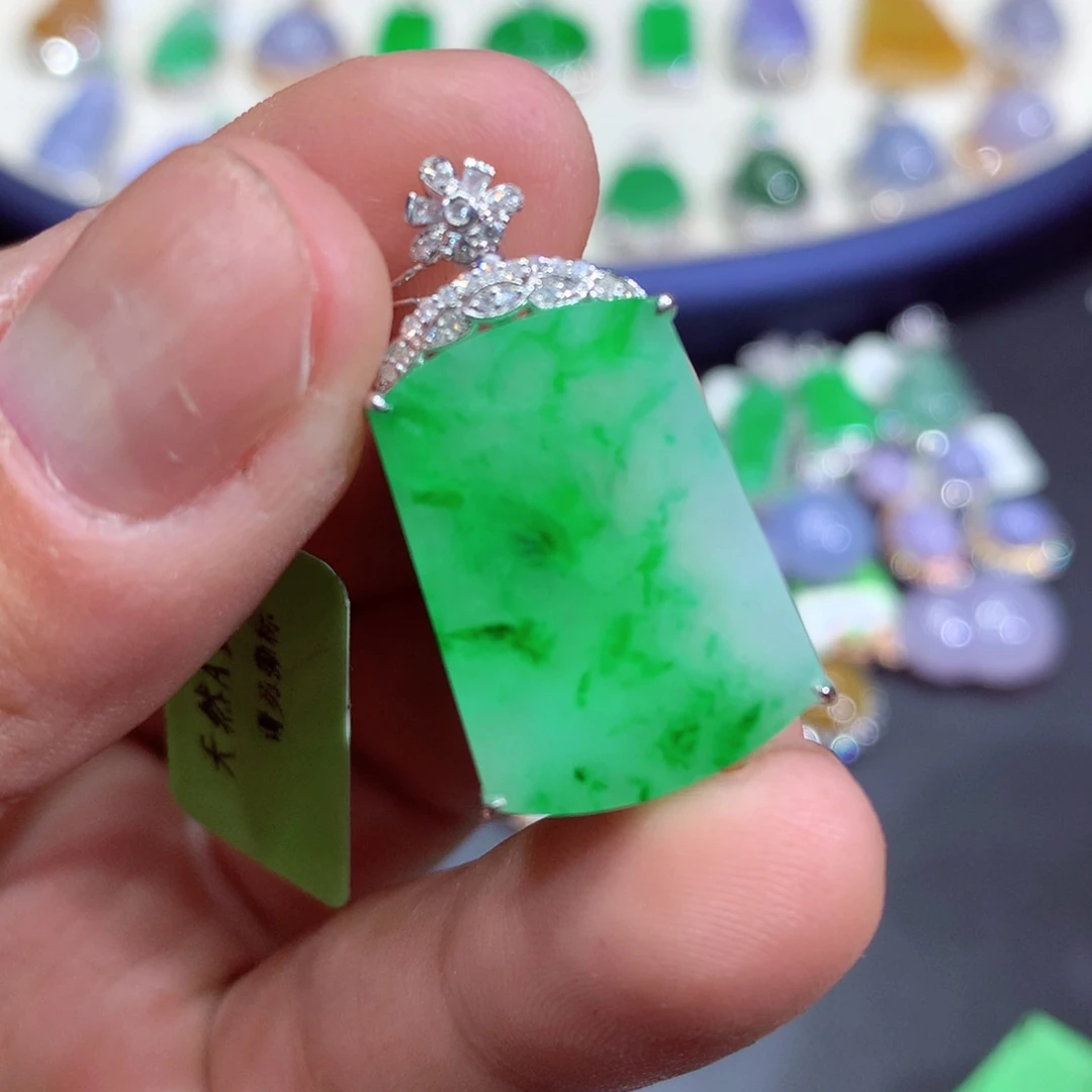 翡翠吊坠(赠链)18K金镶嵌