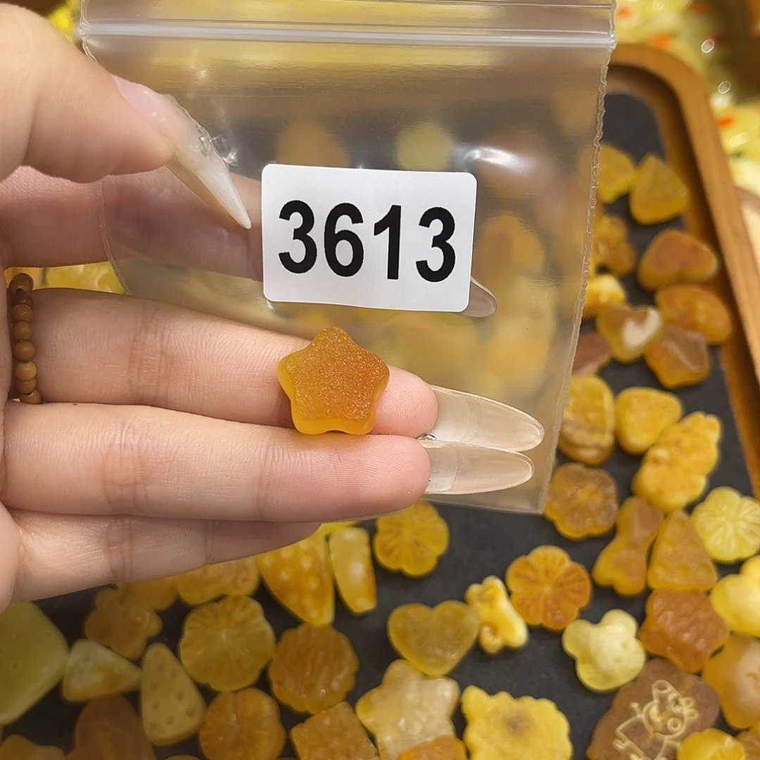 艾***粒琥珀未镶嵌珠宝奇石