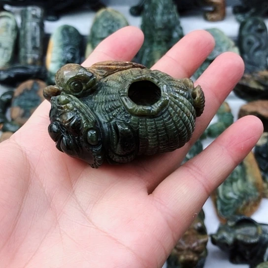 未镶嵌岫岩河磨玉（透闪石质玉）把件