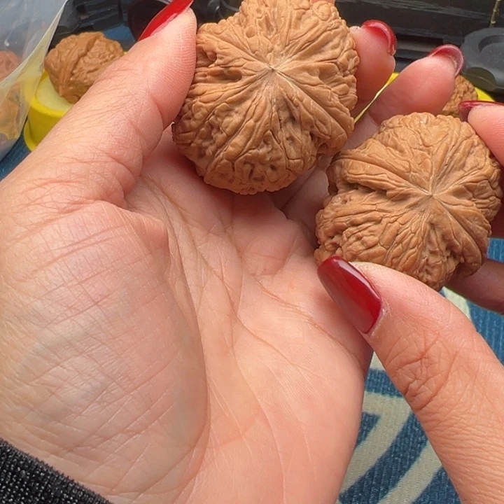 吊坠桃核温婉玉尊