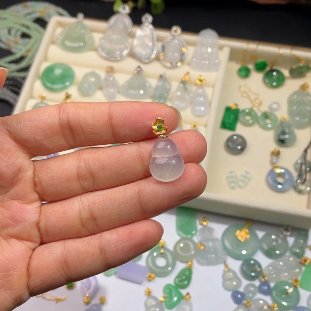 翡翠18K金镶嵌颈饰葫芦