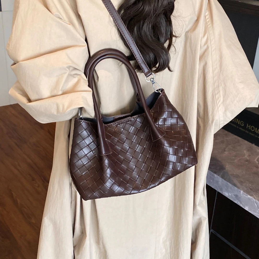 复古编织小众设计水桶包2025秋季新款女式简约气质百搭手提斜挎包