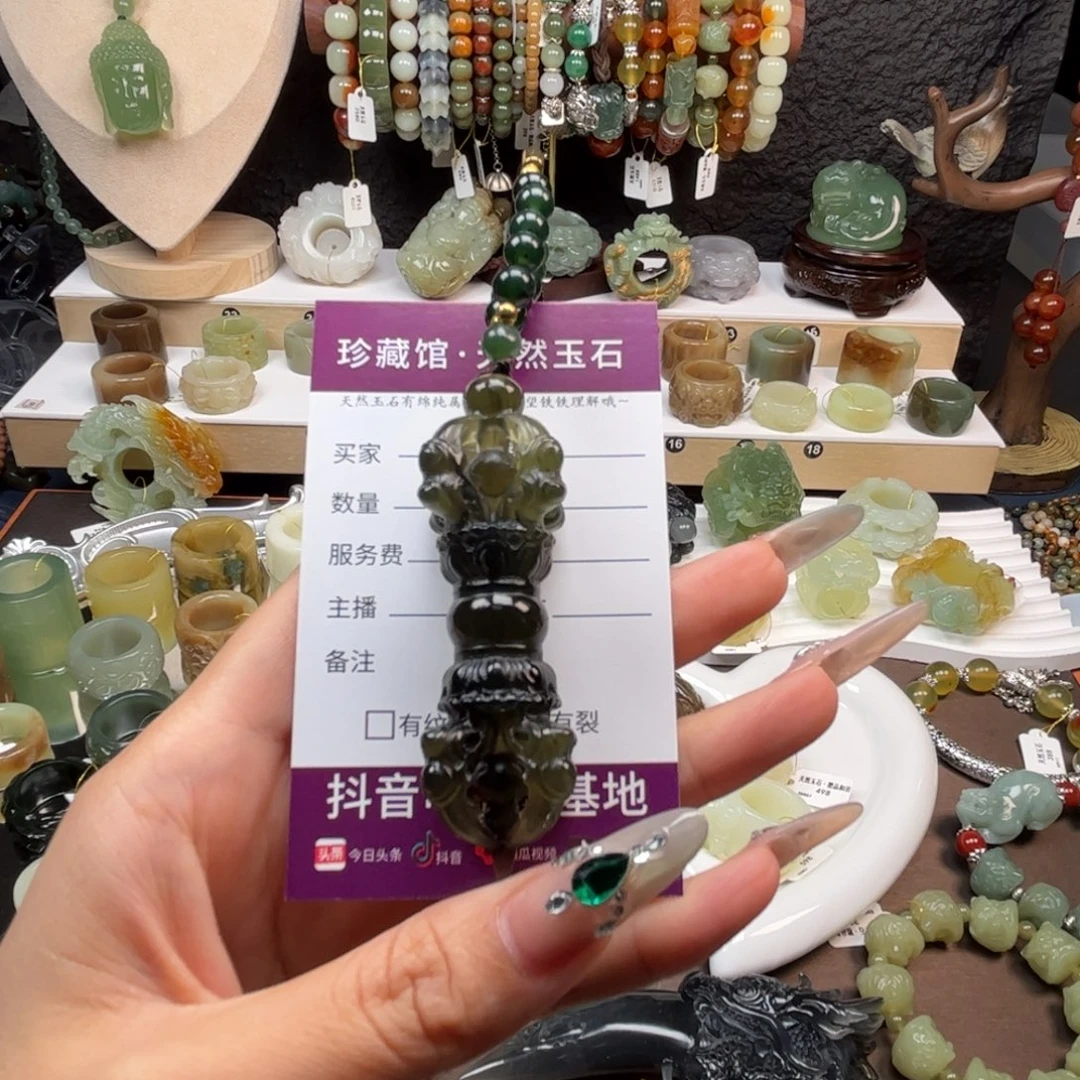 小***的未镶嵌蛇纹石玉颈饰