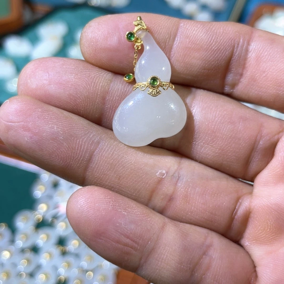 颈饰18K金镶嵌和田玉