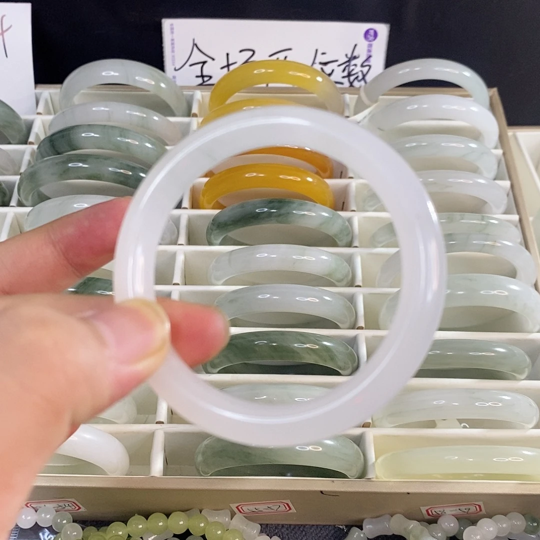未镶嵌手镯石英质玉