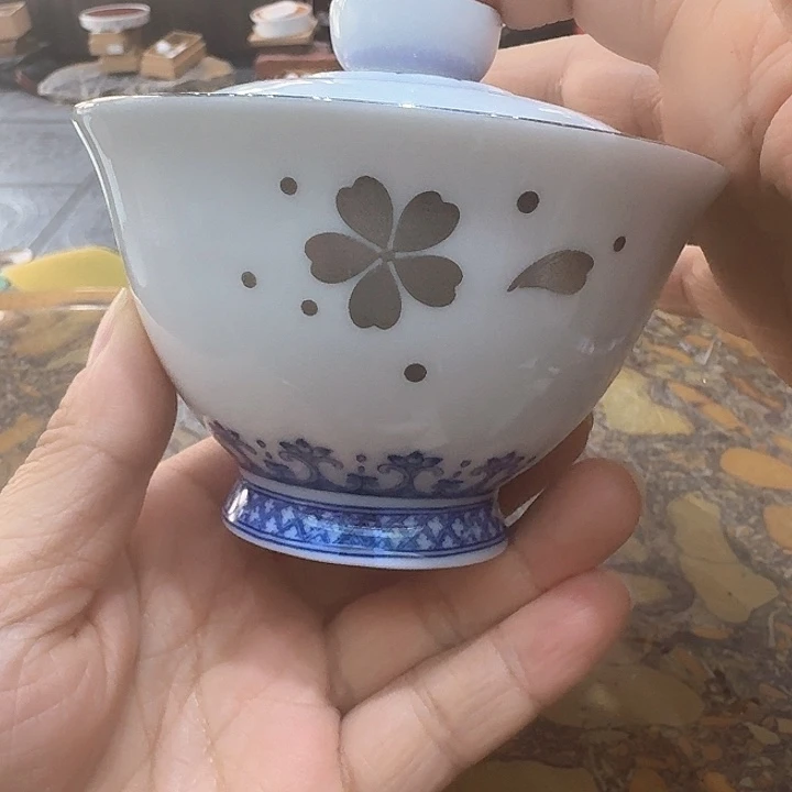 高足骨瓷盖碗一个，瓷