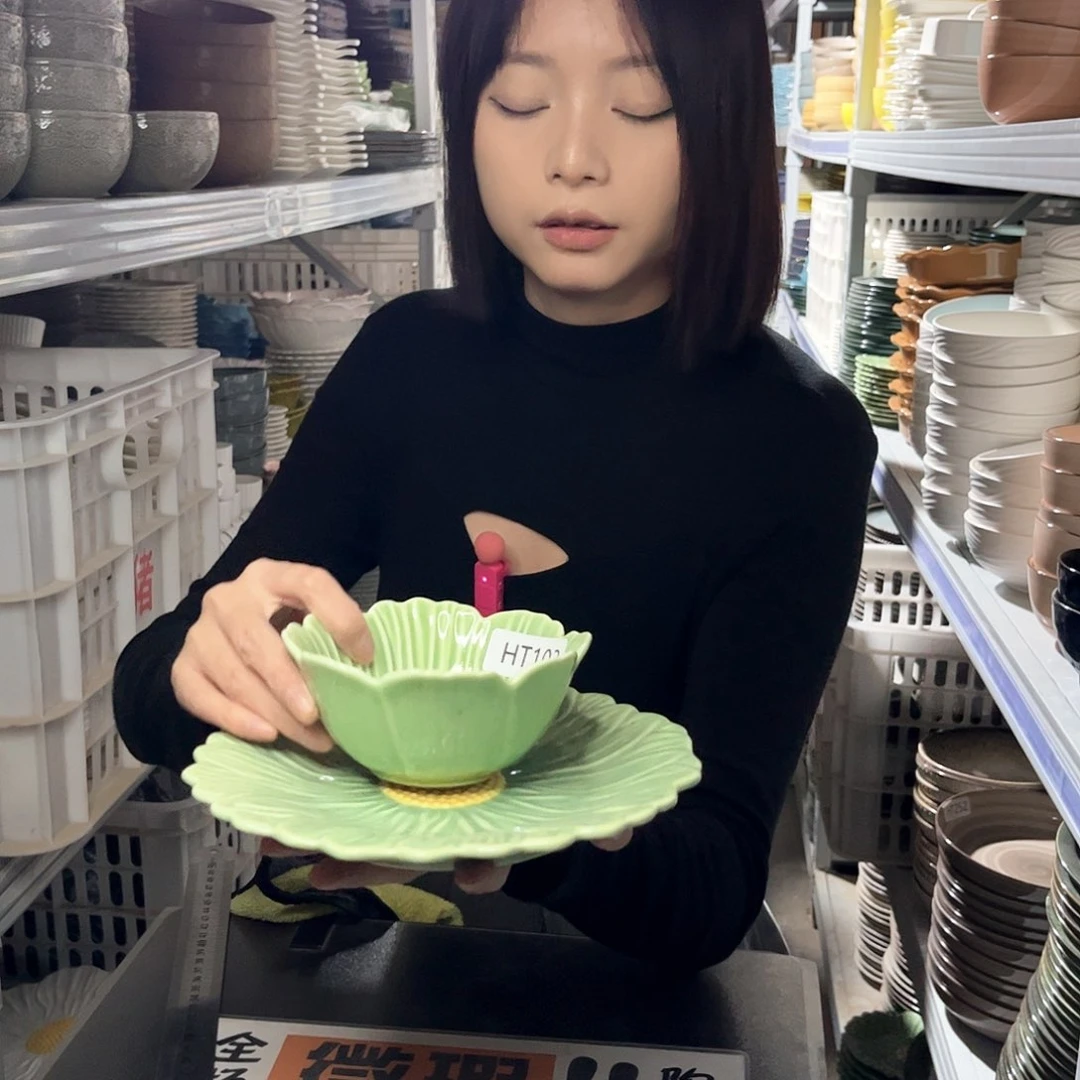 瓷片103。        4碗2盘