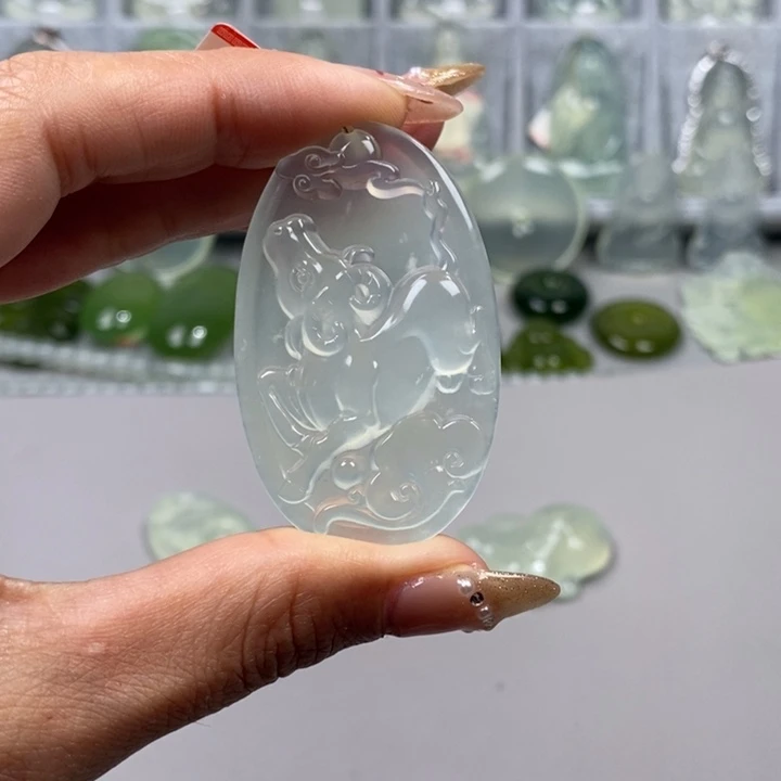 蛇纹石玉颈饰未镶嵌你**字