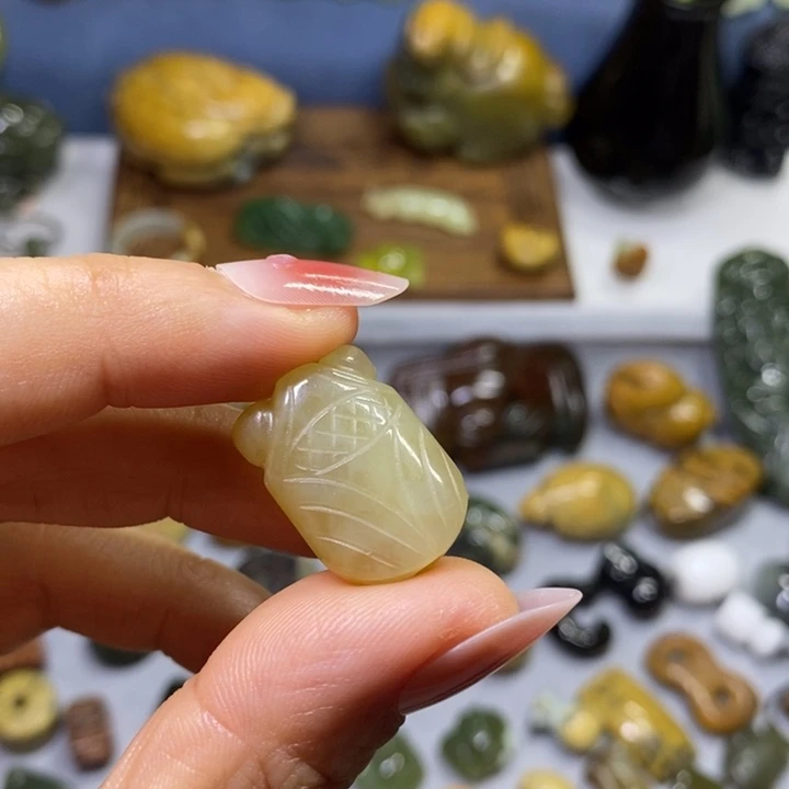 透闪石质玉未镶嵌挂件