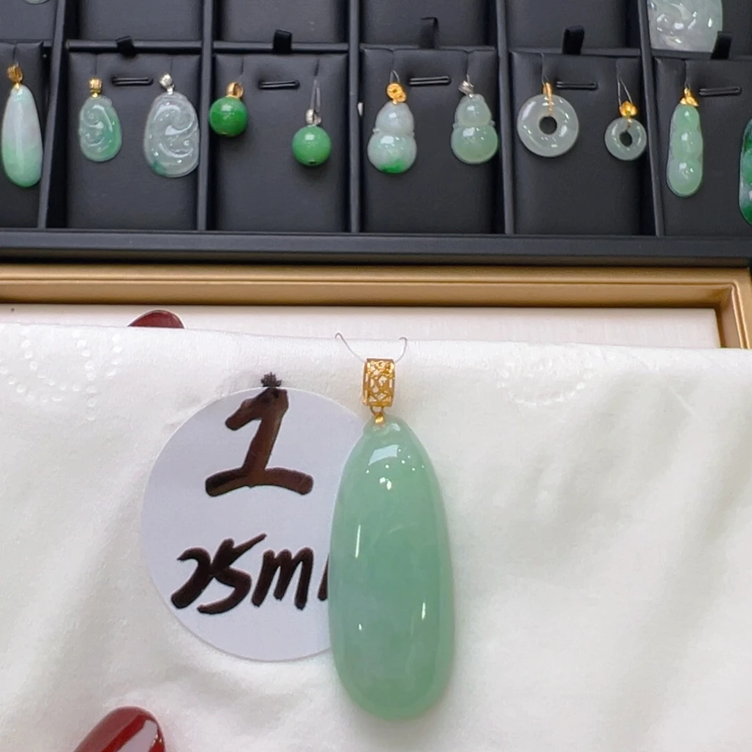 翡翠18K金镶嵌颈饰