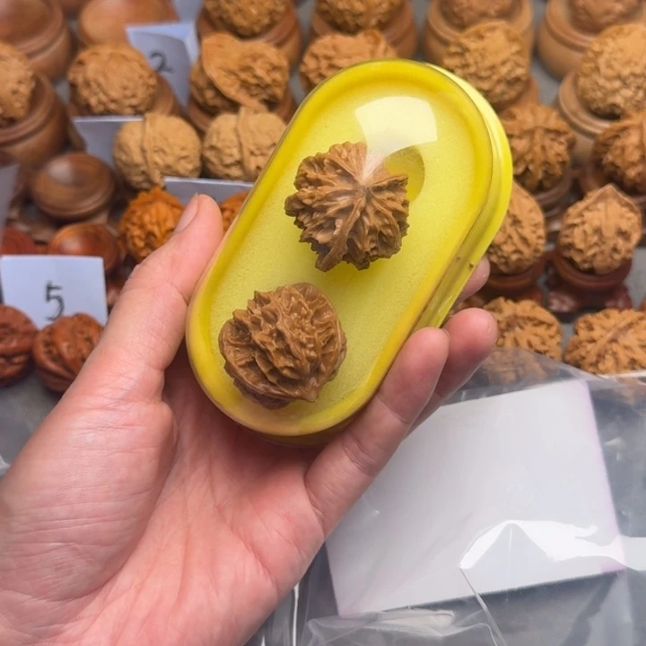 文玩核桃吊坠三棱