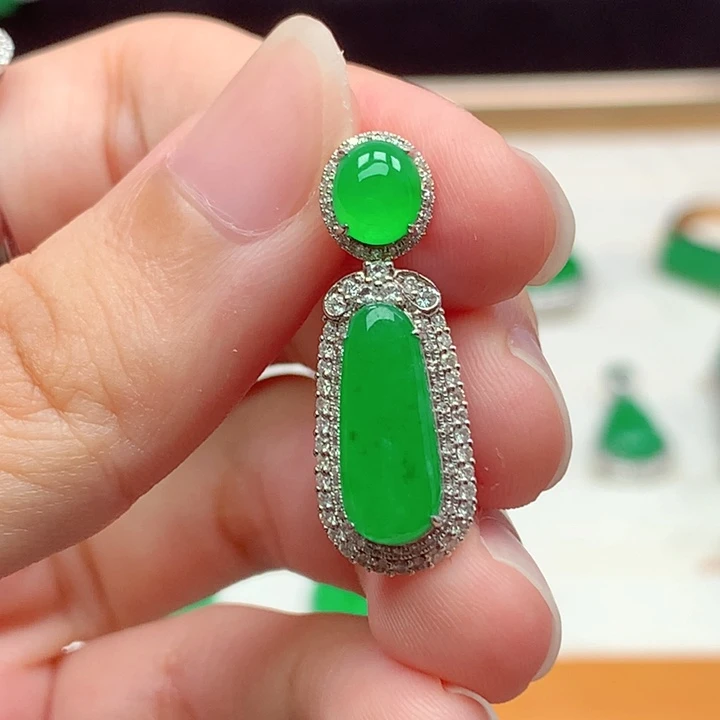 颈饰18K金镶嵌翡翠翡翠