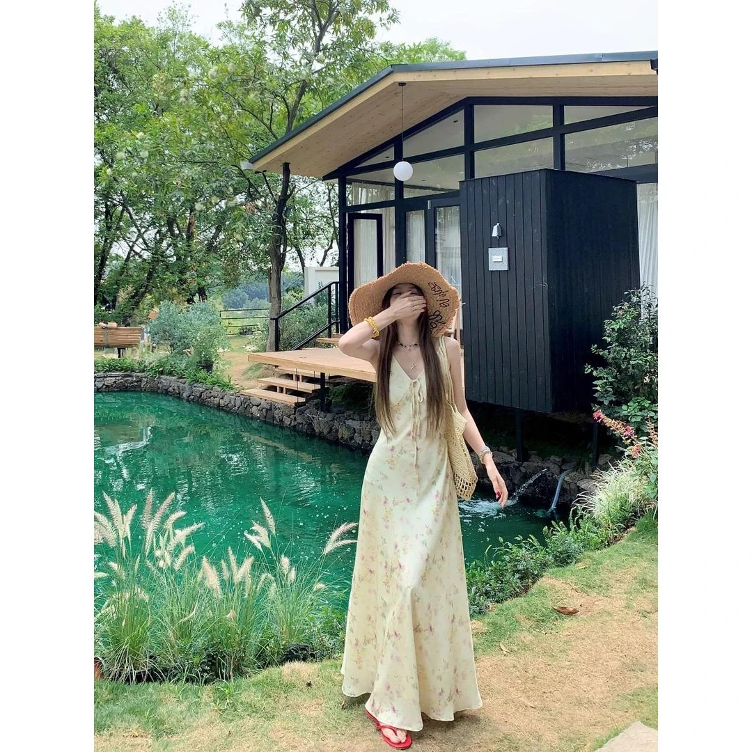 法式度假风无袖V领碎花连衣裙女夏季收腰显瘦A字裙温柔风吊带长裙