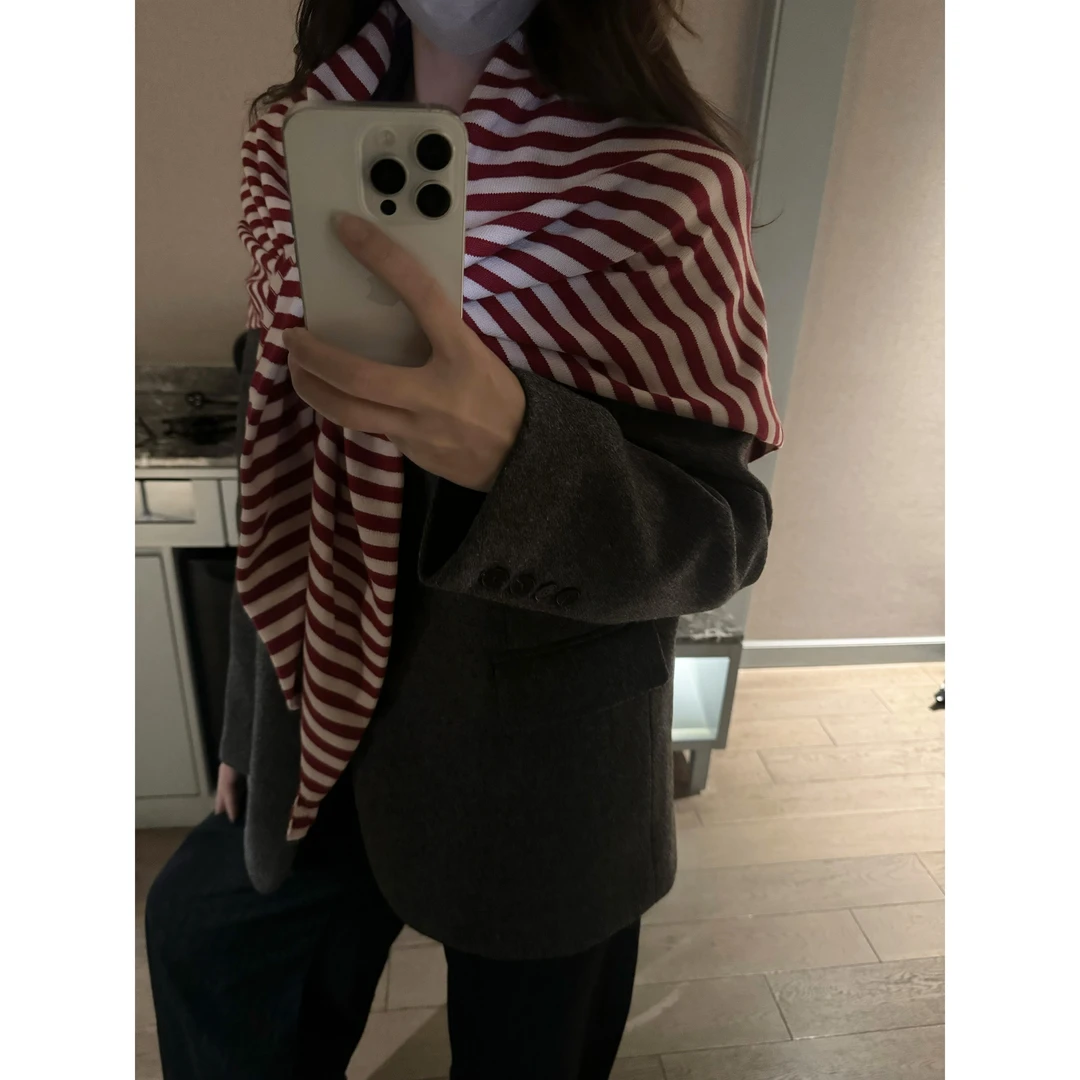 Jun 经典条纹大尺寸三角披肩搭配保暖围巾