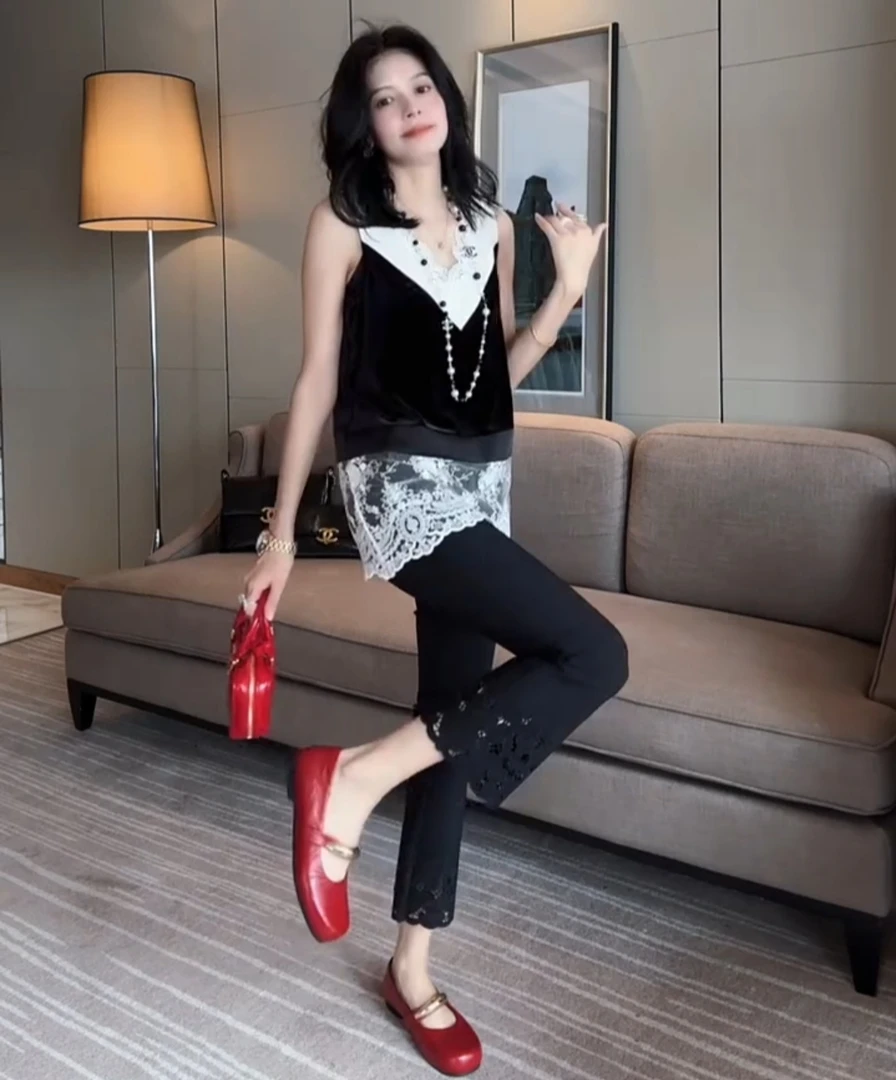 高端网红爆款时尚T恤女2025春新款蕾丝拼接高贵优雅V领无袖打底衫