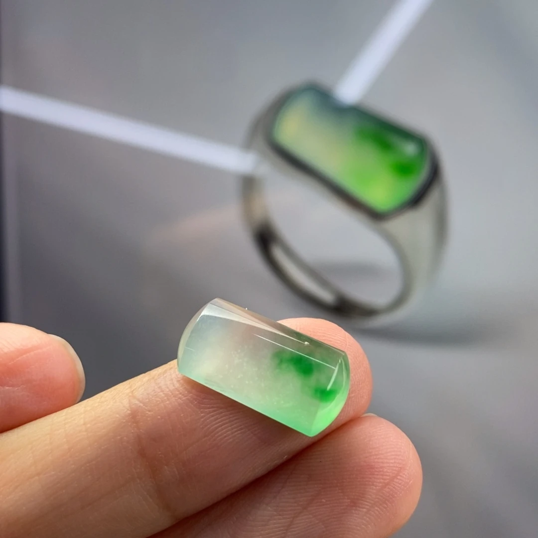 定制翡翠未镶嵌    飘翠马鞍