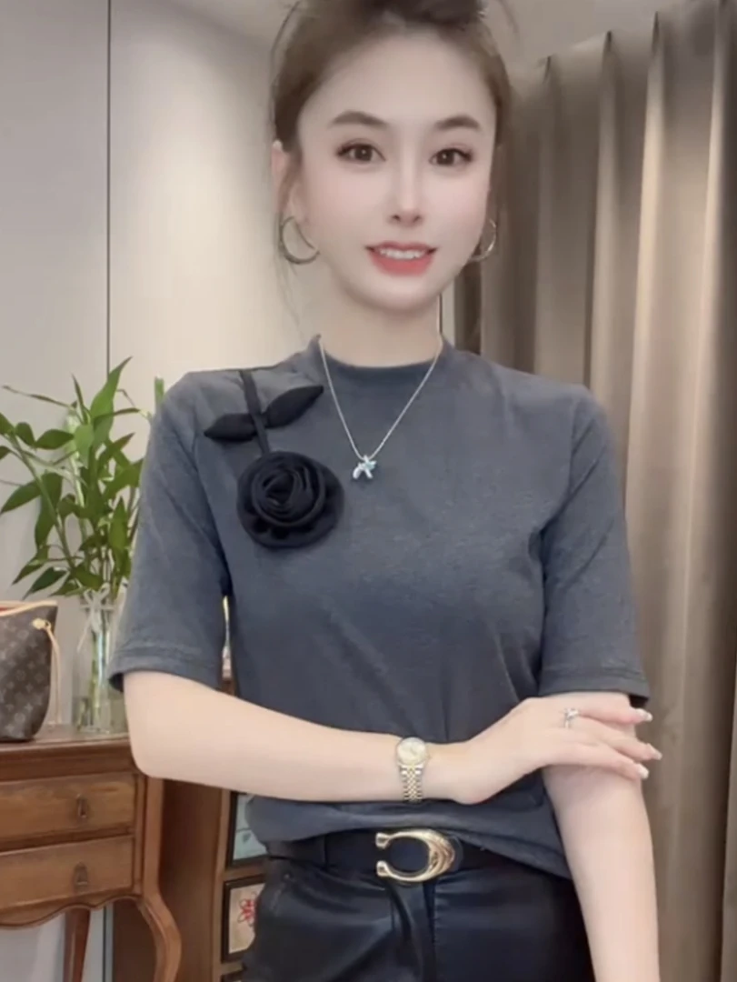 2025早秋新款法式领口花朵装饰常规款圆领中袖时尚显瘦休闲纯色女