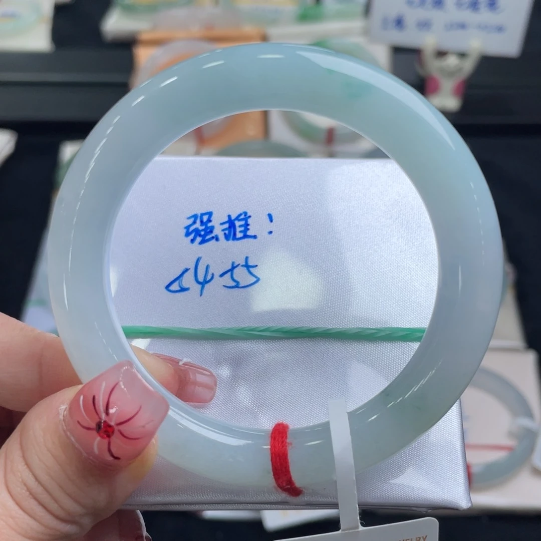 翡翠手镯未镶嵌翡翠手镯