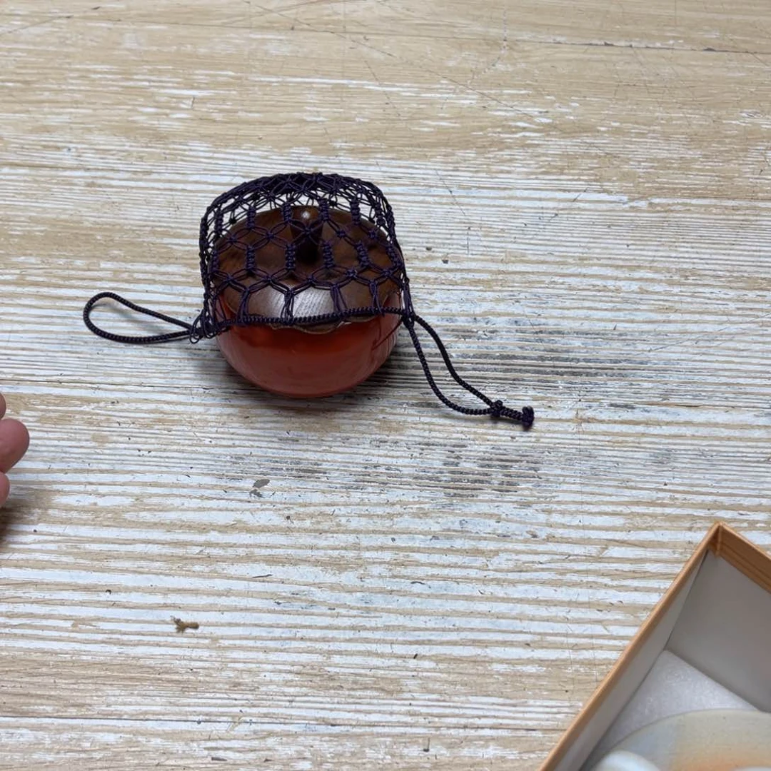 瓷片南**夷密密麻麻地排列着一个